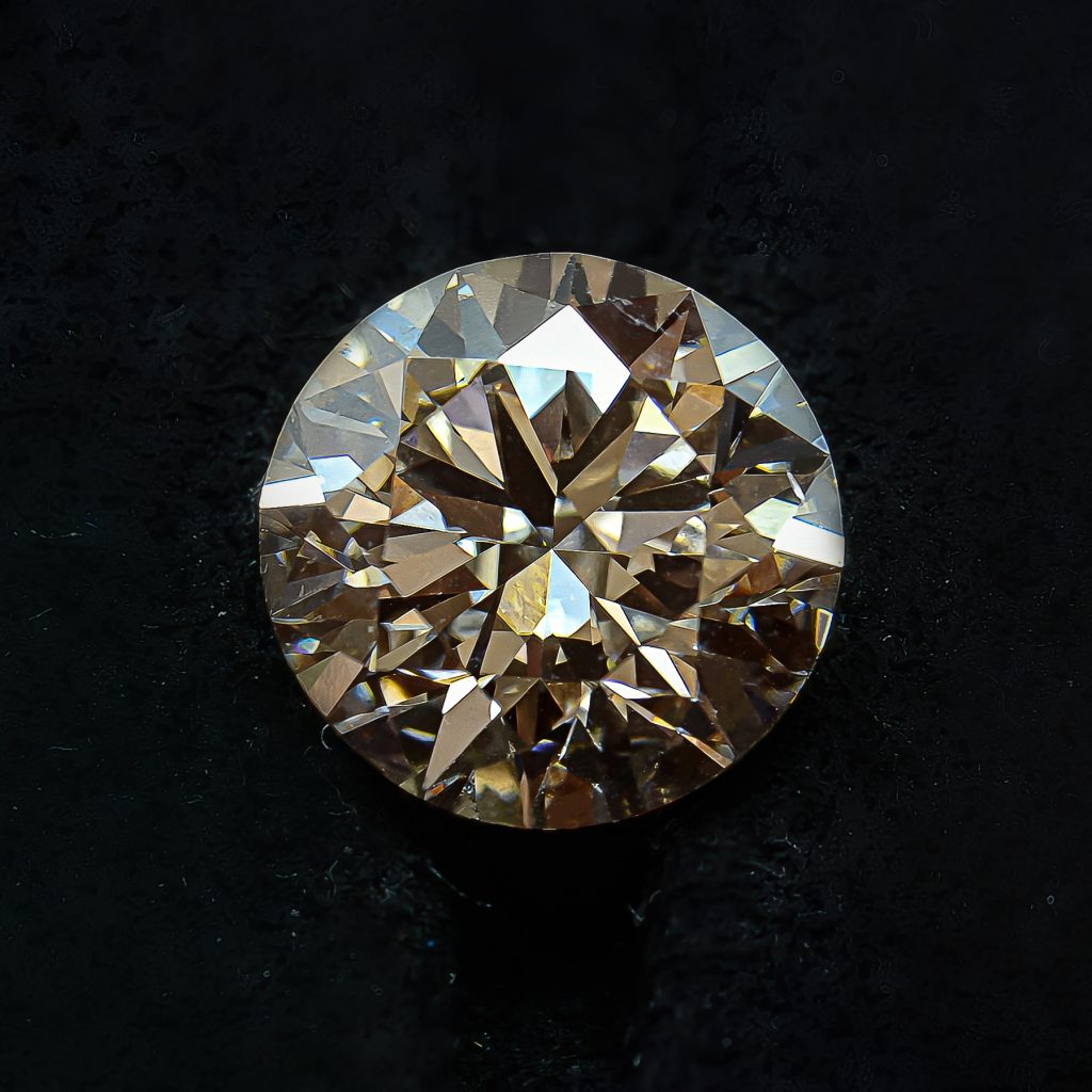 Diamant de synthèse rond doré